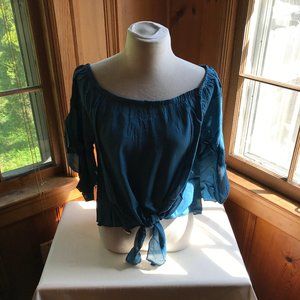 NWT. BLOOMINGDALE'S ELAN TOP, size SMALL